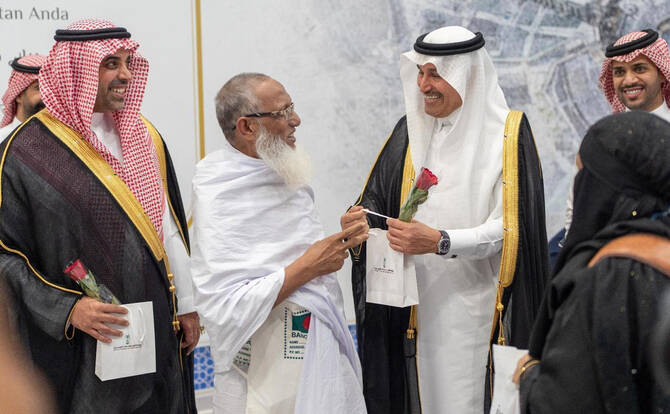 Saudi Arabia’s Minister of Transport and Logistic Services Saleh Al-Jasser receives first group of Bangladeshi Hajj pilgrims on Tuesday in Jeddah. (SPA)