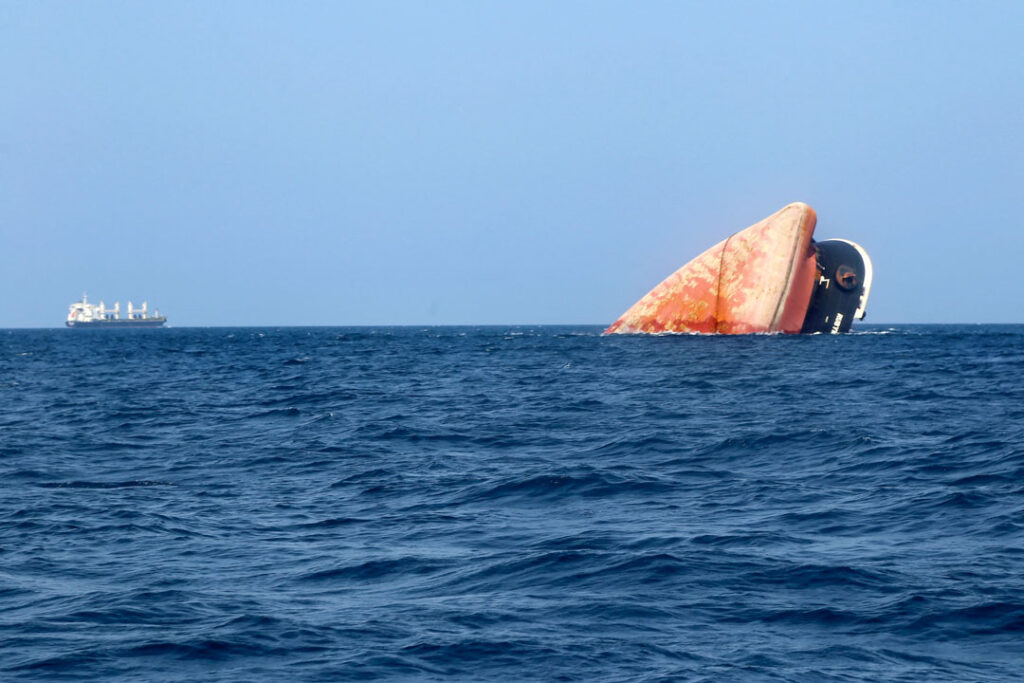 oil-barge-sinks-egypt-gulf-of-suez