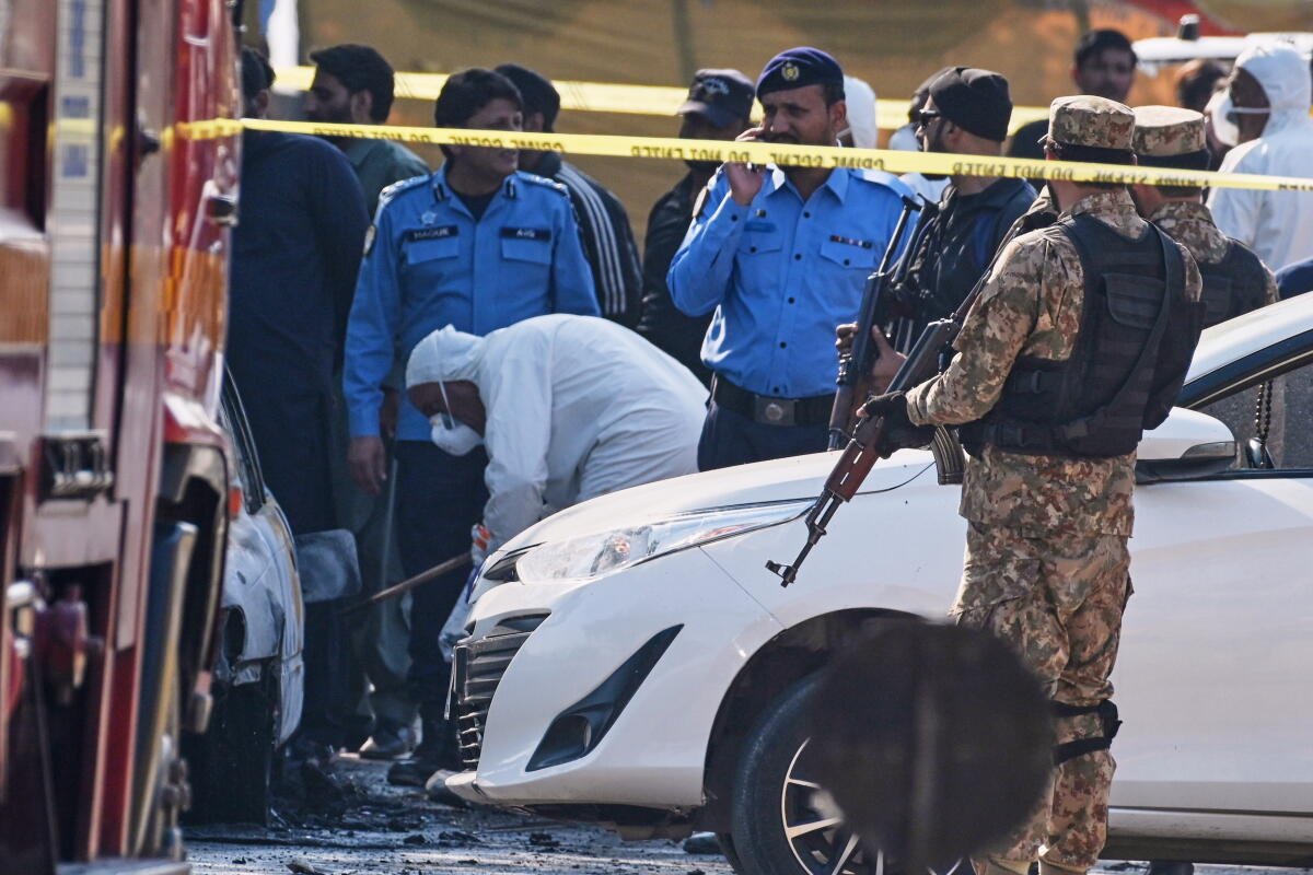 pakistan-dera-ismail-khan-suicide-bombing-kills-12