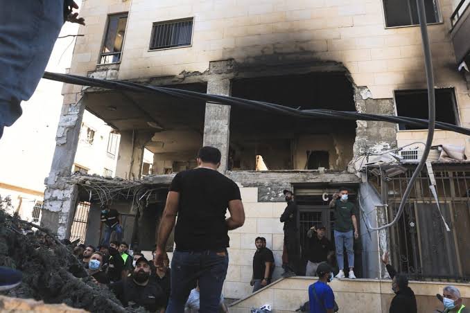 israeli-apache-helicopter-strikes-shopping-centre-southern-lebanon